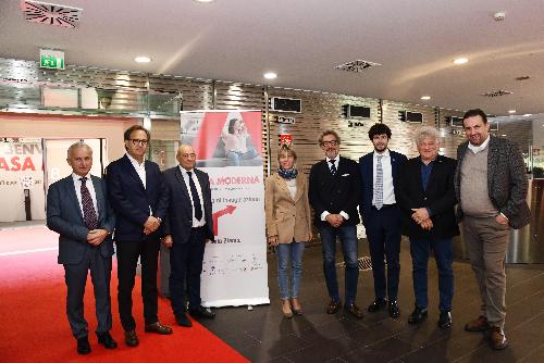 Foto di gruppo con l'assessore regionale alle Finanze, Barbara Zilli, in occasione dell'inaugurazione della 69^ edizione di Casa Moderna.